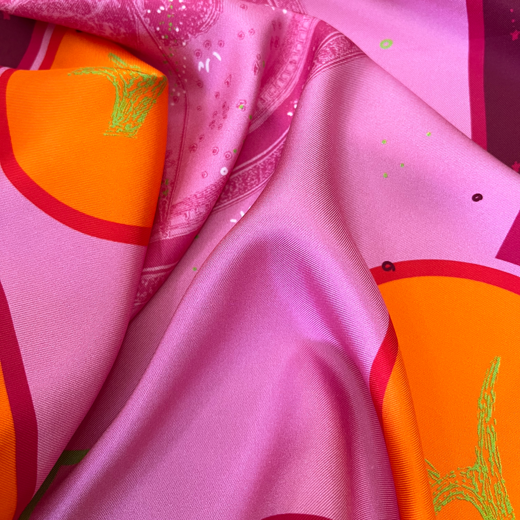 Zoom on silk twill fabric with pink and orange print