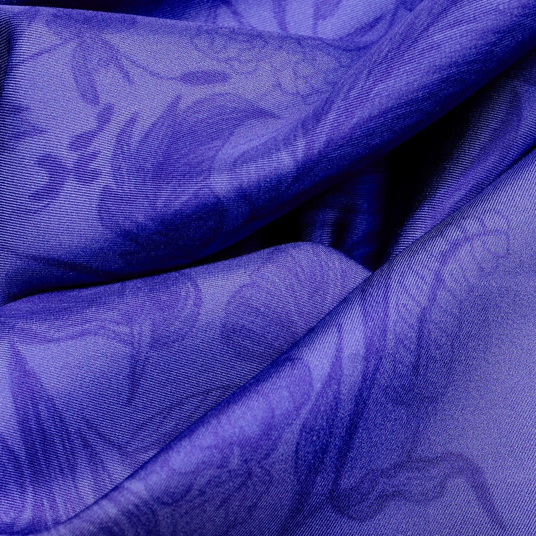 Zoom on silk twill fabric with blue drawing print
