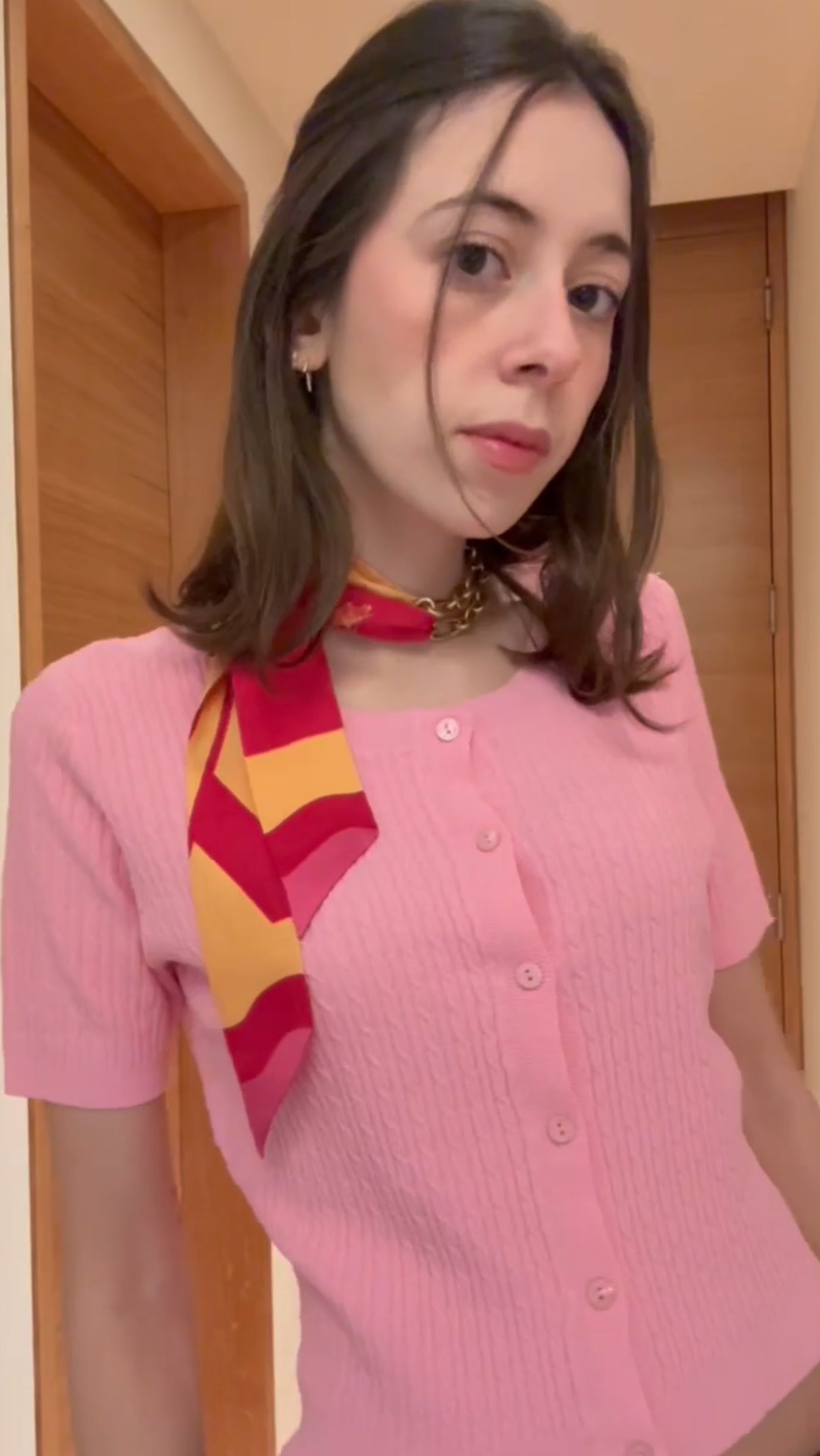 Tutorial how to style a twilly scarf around your neck with a chain necklace