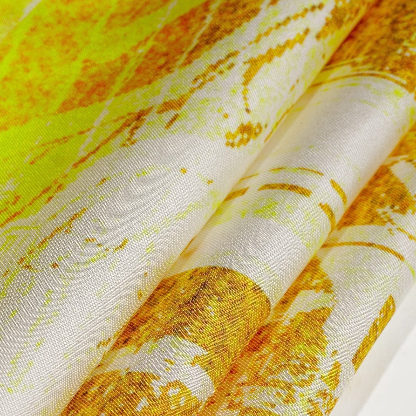 zoom on silk twill fabric with yellow and white print