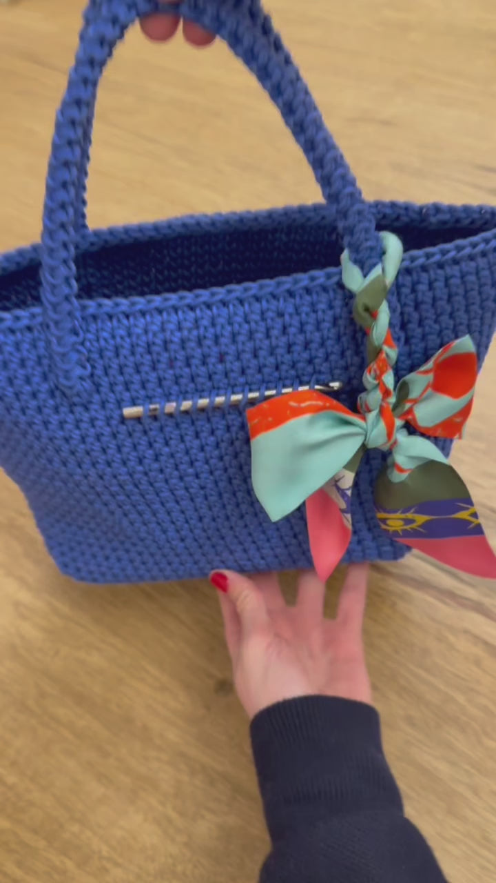 Tutorial how to turn a twilly scarf into a bow for your bag