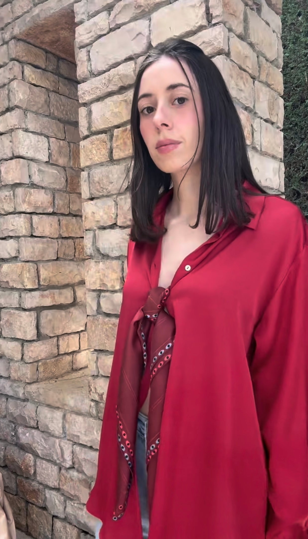 Tutorial how to tie a square scarf on a shirt