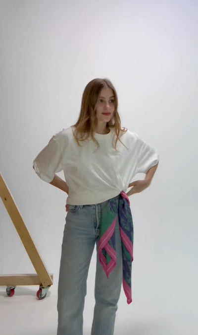 Tutorial how to style an oversize top woth a square scarf