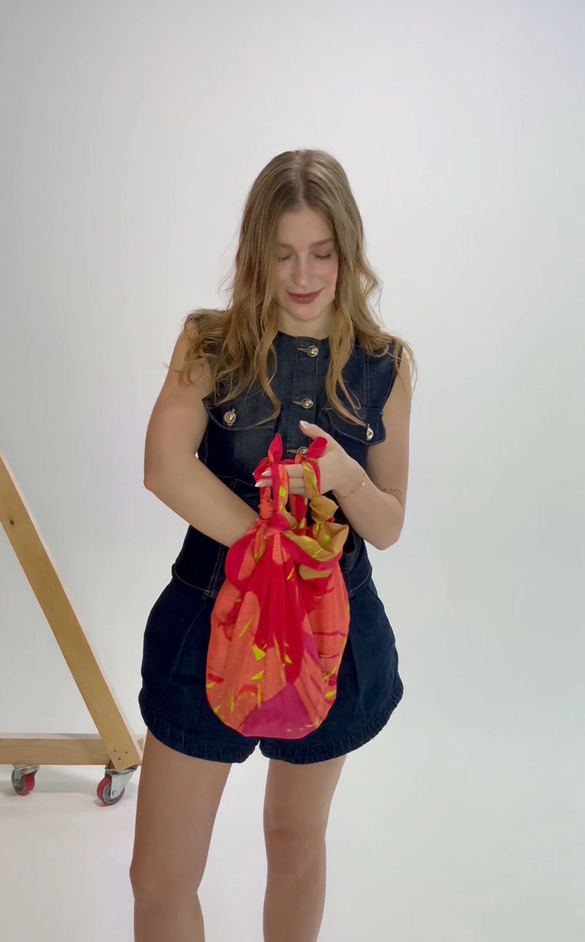 Tutorial how to turn a square scarf into a bag