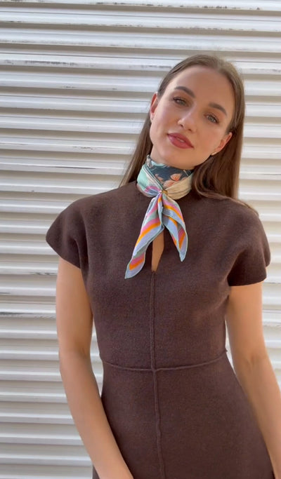 Tutorial how to wear a silk scarf around the neck with a ring 